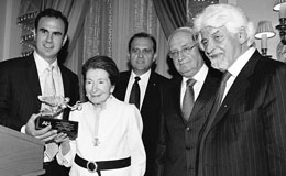 Dinner Honoree Niki L. Goulandris receiving the Hellenic Heritage Public Service Award for her outstanding philanthropic achievements, dedication to natural sciences and the environment, and promotion of Hellenic culture. 